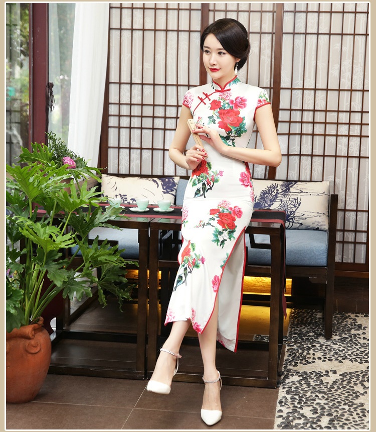 Pre-order กี่เพ้า สีขาว ลายดอกไม้แดง ผ่าข้าง กุ๊นขอบอย่างดี