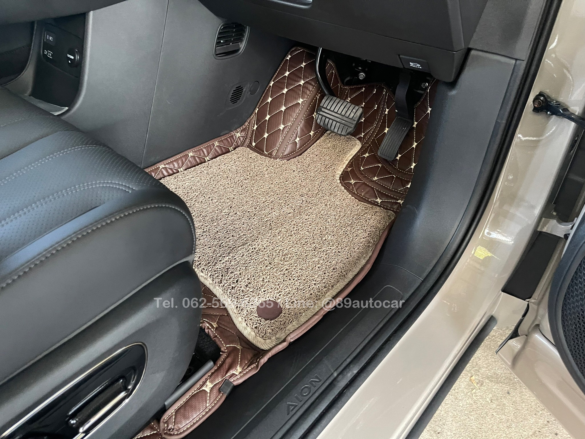 พรมปูพื้นรถยนต์ GAC Aion V ปูพรม7D สีกาแฟด้ายทอง ลายเคฟล่า เสริมด้วยพรมไวนิลดักฝุ่นสีครีม