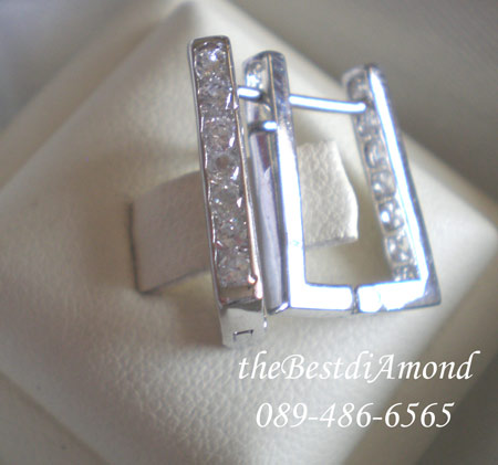 BE428RD+++ต่างหูห่วงแบบสี่เหลี่ยม+++งานเก๋มากๆๆ Modern สุดๆเป็นเพชรสี่เหลี่ยมฝังแบบล็อค ใส่แล้วเป็นเส้นตรงลงมา ทันสมัยมาก เพชรแพรวพราวเลยค่ะ