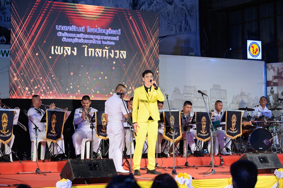 พร้อมเช่า ชุดสูทชาย สีเหลือง Bright Yellow 3-piece Suit พร้อมเสื้อกั๊ก