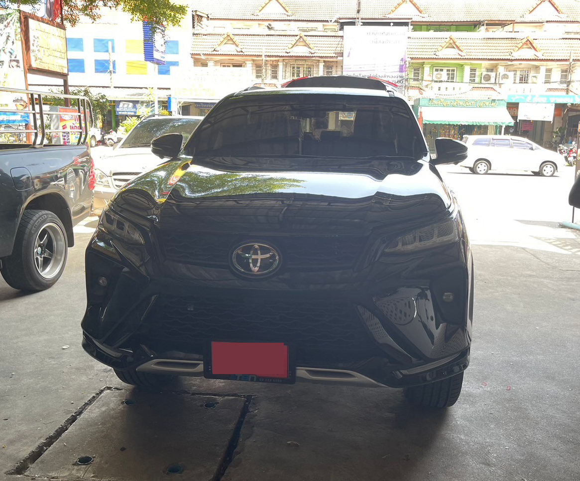 Toyota Fortuner (โตโยต้า ฟอจูนเนอร์) 2015-2024 ปูพรมVVIP สีเขียวด้ายทอง เสริมพรมดักฝุ่นสีครีม