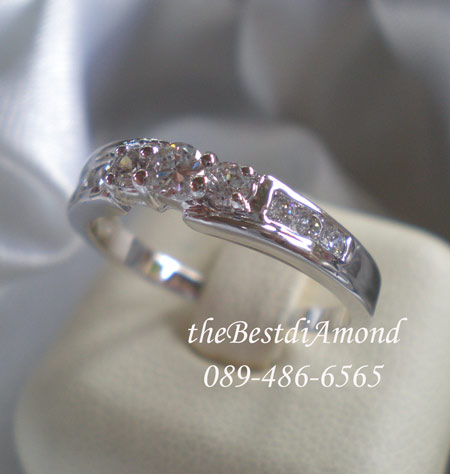 BR074RD+++ดูดีค่ะ แหวนวงนี้ classic เพชรไม่เล็กไม่ใหญ่ หรูหรานิดๆ วางแบบไว้ได้สวยงาม