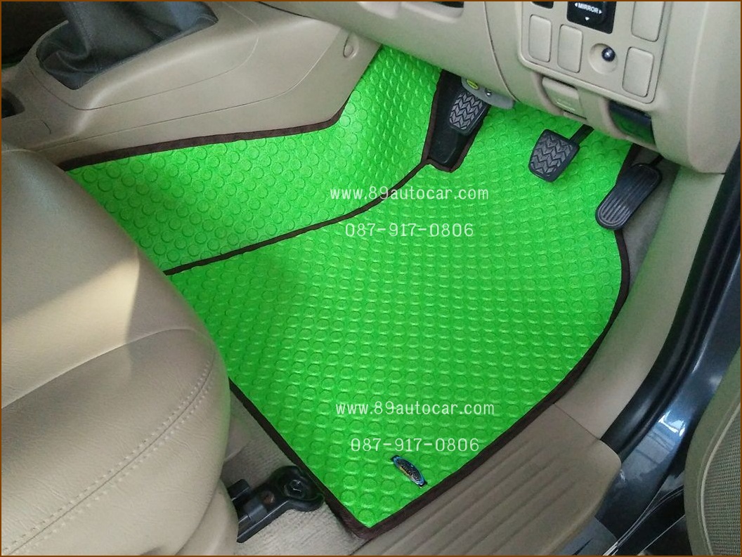 ผ้ายางปูพื้นรถยนต์ Toyota Vigo 4 ประตู ลายกระดุมสีเขียวขอบดำ