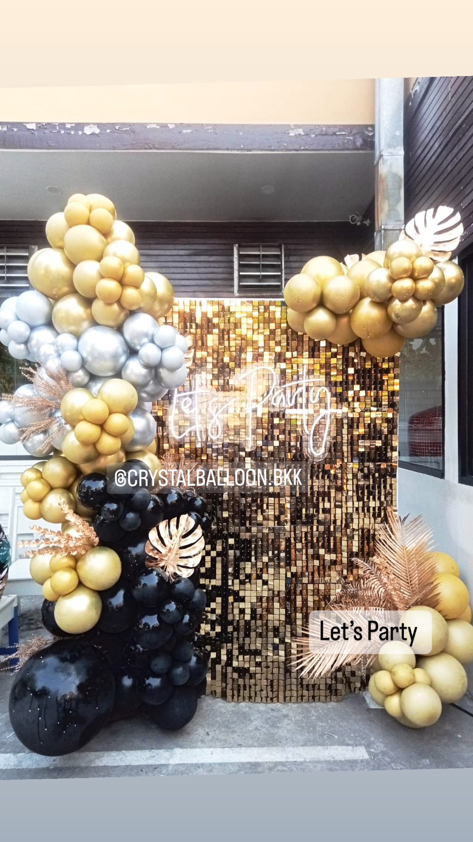 Organic Backdrop Let's Party ฉากวิบวับสีทอง ขนาด 1.5x2 เมตร Theme ดำ-ทอง-เงิน พร้อม ป้ายตัวอักษรไฟ 1 ชิ้น,ประดับใบไม้ทอง พร้อมตกแต่ง สามารถเปลี่ยนสีลูกโป่งได้