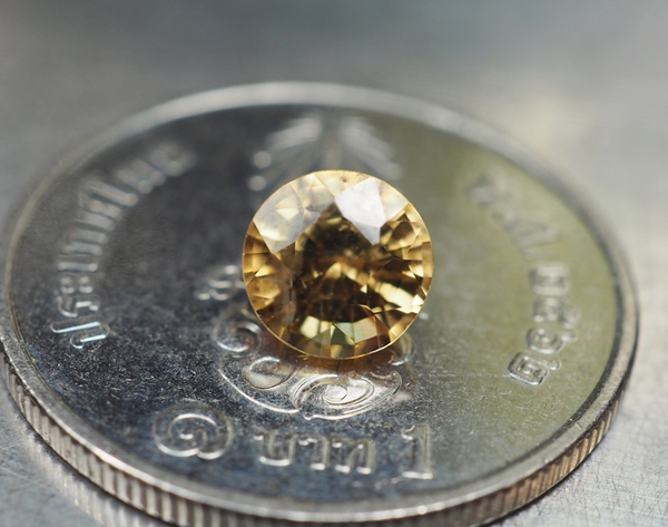 เพทายกัมพูชา 1.10 กะรัตสีน้ำตาลอ่อน (0939)