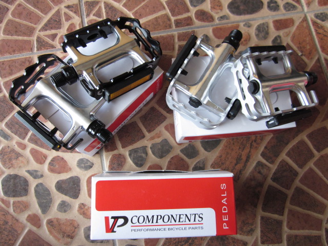 “VP” บันไดมีเนียมแบร์ลิ่ง เสือภูเขา /เสือหมอบ รุ่น VP-196, สีเงิน สีดำ มีกล่อง. (มีทับทิม)