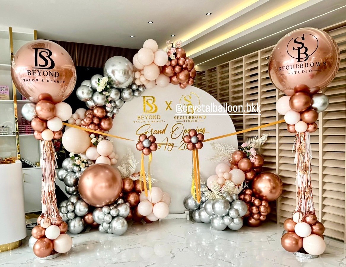 Organic Backdrop ฉากกลม ขนาด 2x2 เมตร Theme เงิน-โรสโกลด์โครเมี่ยม พร้อม เสาลูกโป่ง เปิดงาน ลูกโป่งยาง 36" 2 เสา พร้อม ริบบิ้นตัดเปิดงาน 1 ท่าน พร้อมตกแต่ง สามารถเปลี่ยนสีลูกโป่ง/เปลี่ยนข้อความ/เปลี่ยนฟอยล์ตกแต่งได้