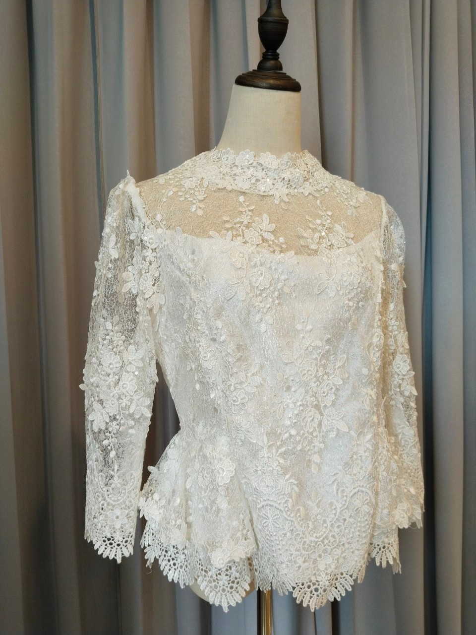 พร้อมเช่า เสื้อ ชุดเช่า ชุดไทยคุณแม่ ผ้าไหมกาฬสินทร์ เสื้อลูกไม้สีขาว คอปีน ผ้าซิ่น แยกชิ้น เรียบหรู **สามารถเลือกเปลี่ยนกระโปรงแบบที่ต้องการได้**