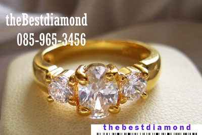 +++ แหวนเพชร 3 เม็ด ตรงกลางเป็นเพชรรูปไข่ OVal Cut สวย เรียบ หรู รหัส BR901+++