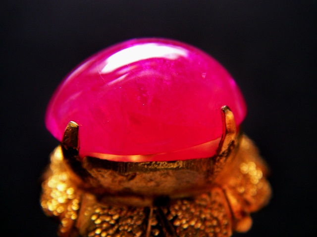 ทับทิมพม่า สีแดงสดเลือดนก หัวแหวนสวยทรงนูน รูปสวยเนื้อดี แหวนล้อมเพชร สวยงามล้ำ เด่นงามสง่า ขนาดทับทิมขนาด 9.62x12.50x5.2 mm. นน.6.06 ct.