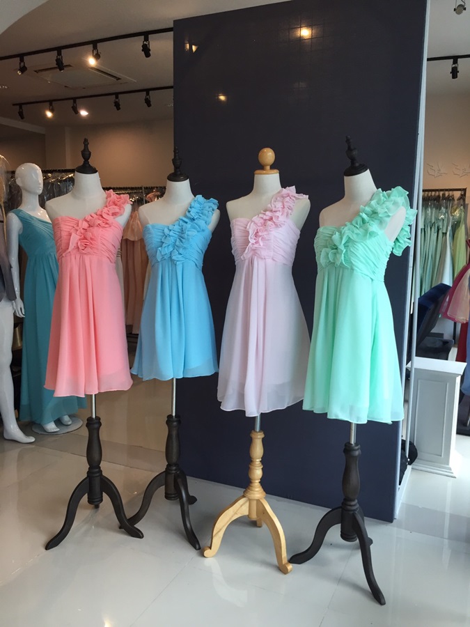 พร้อมส่ง ชุดราตรีสั้น ไหล่เดียว จับเดรปหน้าอก แต่งระบายช่วงไหล่ สีชมพู