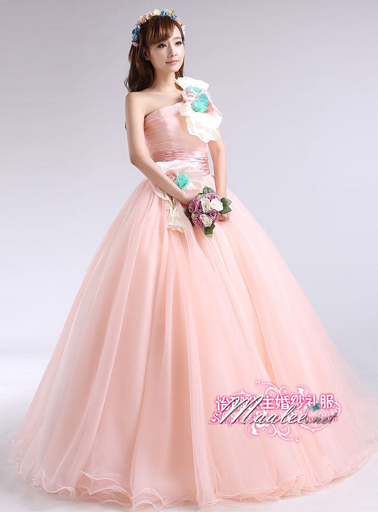 พร้อมเช่า ชุดแฟนซี ชุดราตรียาว ไหล่เฉียง สีชมพูอมส้ม Pastel สวยหวาน กระโปรงผ้าแก้วน่ารักมาก