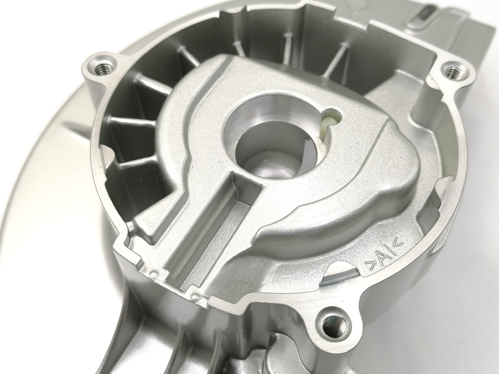 บังสะเก็ดหรือ บังใบ เลื่อยวงเดือน Makita 5806B, 5740NB Pn.153664-0 (แท้) ##