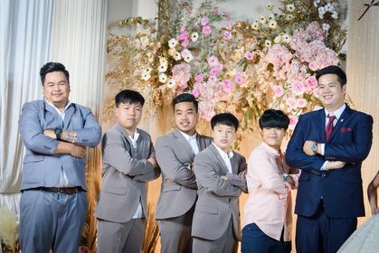 พร้อมเช่า ชุดสูทชาย สีน้ำตาล ทรงเข้ารูป สไตล์เกาหลี พร้อมเสื้อกั๊ก