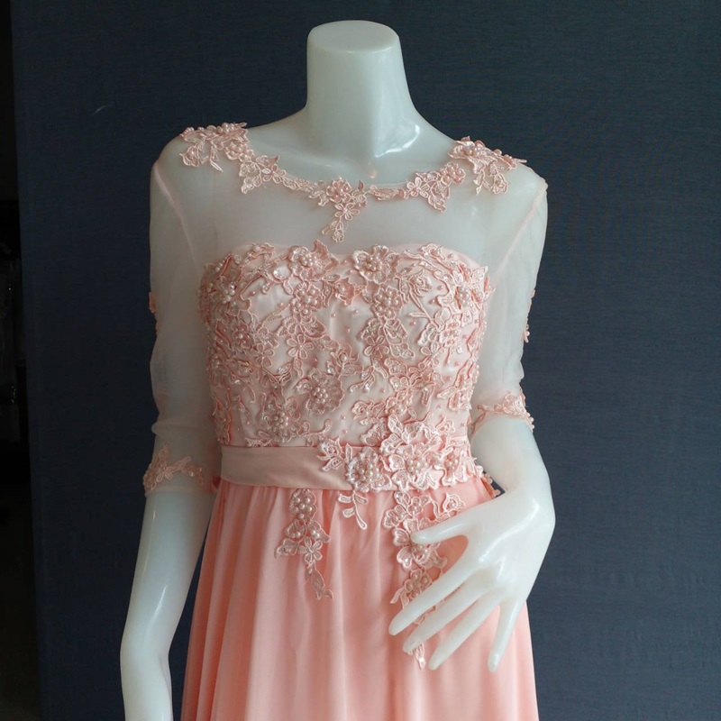 พร้อมเช่า ชุดราตรียาว สีโอโรส แขนยาว แบบเรียบหรู แต่งลูกไม้เซาะดอก ปักลูกปัดมุก