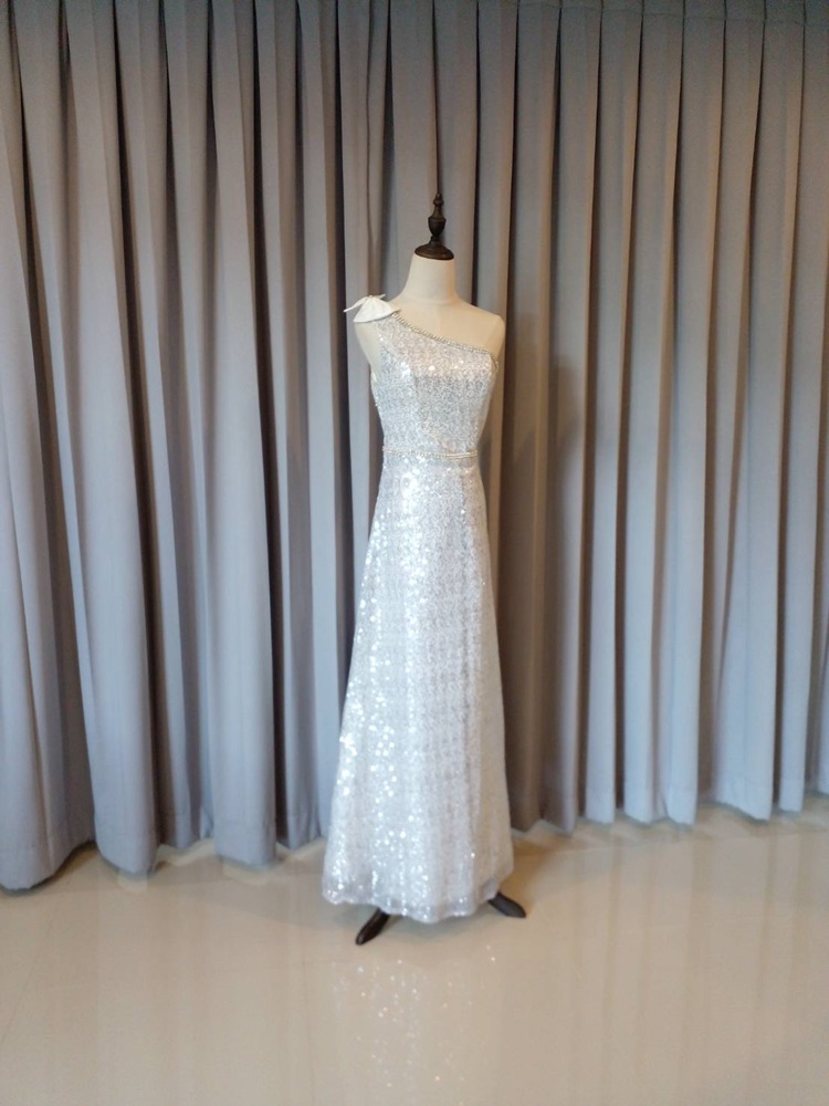 พร้อมเช่า ชุดราตรียาว ไหล่เฉียง สี Champagne ปักเลื่อมทั้งตัว แต่งคริสตัลช่วงคอ