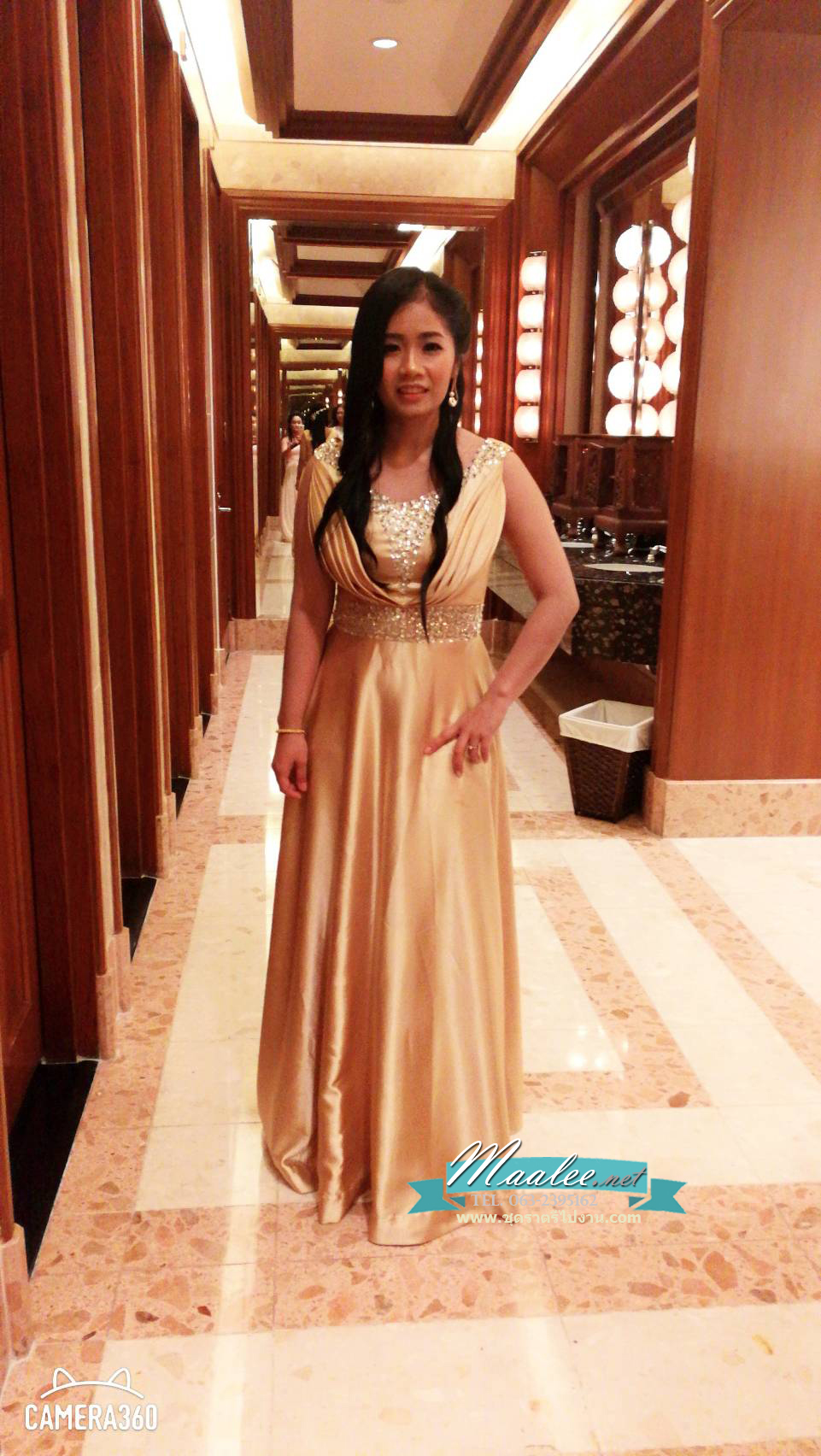 พร้อมเช่า ชุดราตรียาว สีทอง คอวี จับเดรปหน้าอก ปักเลือมช่วงอกและเอว