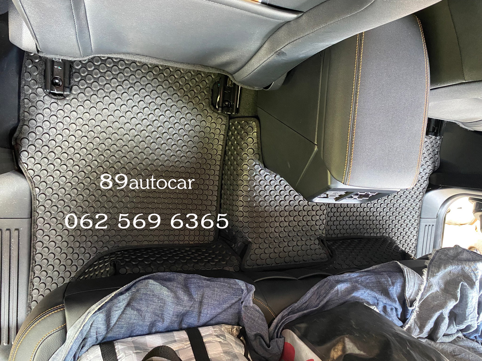 ผ้ายางปูพื้นรถยนต์ Ford Ranger Next gen 4 ประตู 2022-2023 ปูพรมกระดุมสีดำขอบดำ