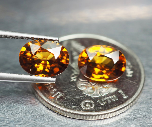 เพทายกัมพูชาดิบ 4.24 กะรัต 2 ชิ้นสีน้ำตาล