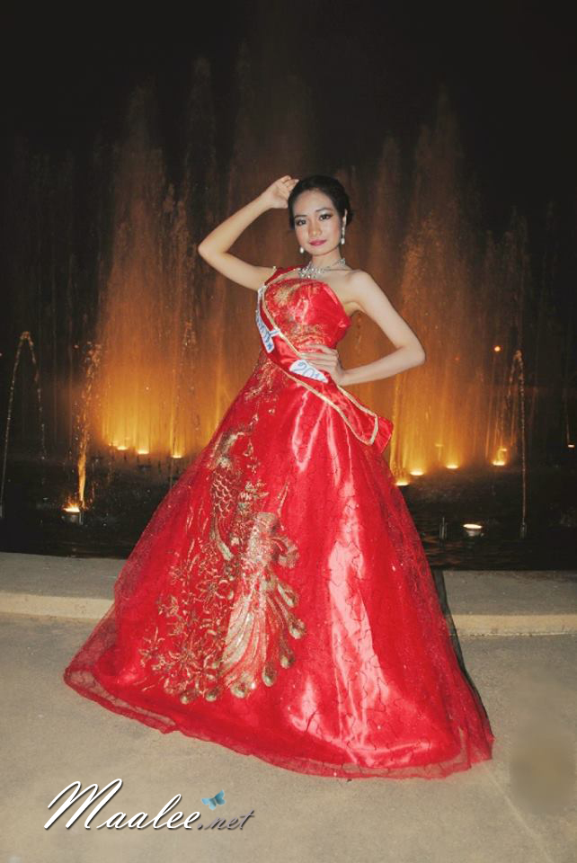 พร้อมส่ง ชุดราตรียาว เกาะอก สีแดง แต่งเลื่อมรูปลายนกยูง (ซิปหลัง)