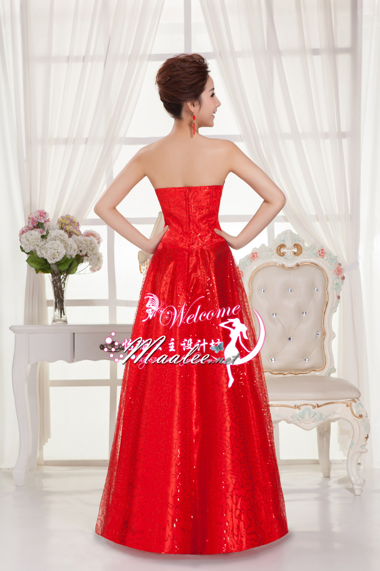 พร้อมส่ง ชุดราตรียาว เกาะอก สีแดง แต่งเลื่อมรูปลายนกยูง (ซิปหลัง)