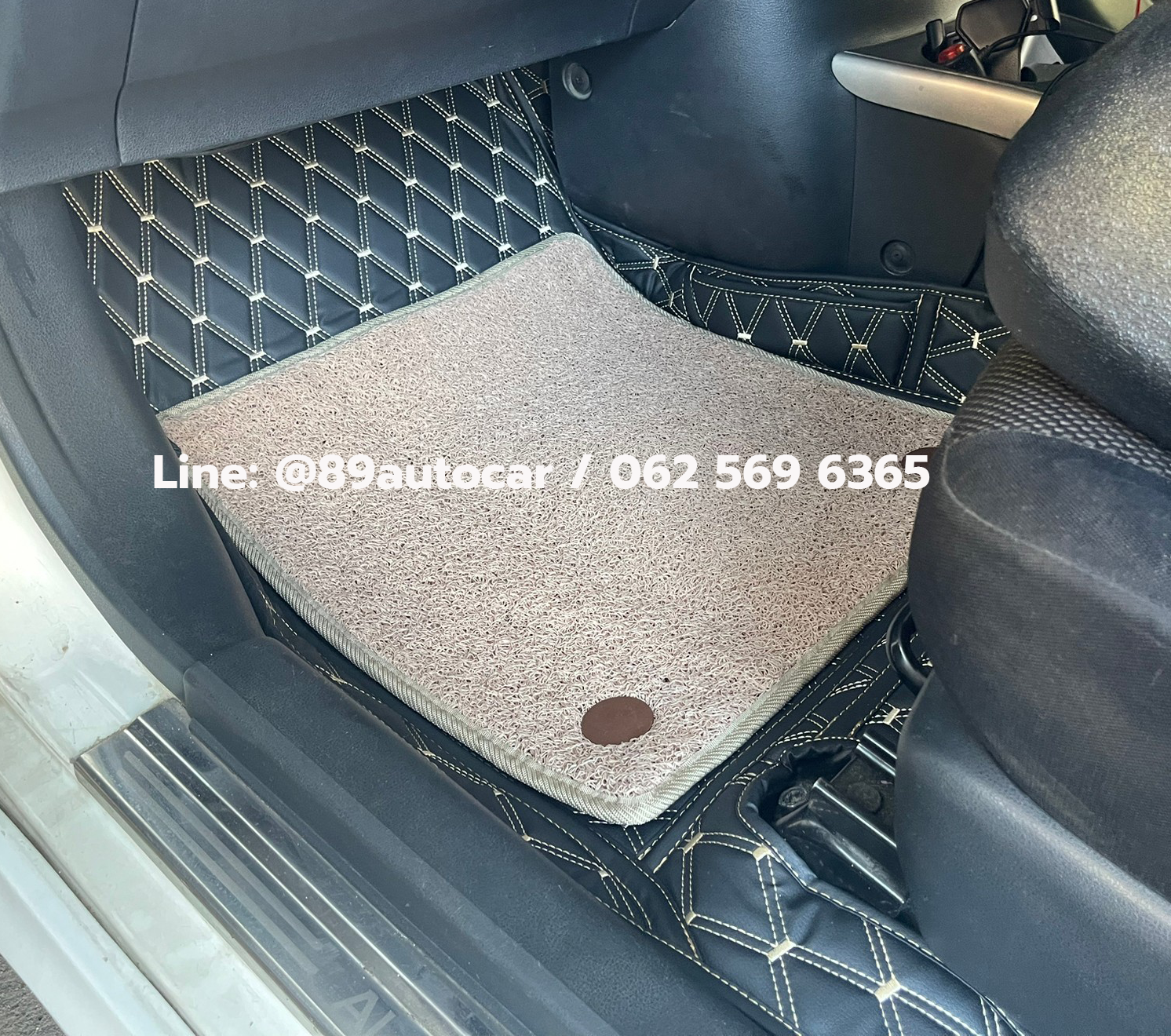 พรมปูพื้นรถยนต์ Nissan Almera ปูพรมVVIP สีดำด้ายทอง เสริมด้วยพรมไวนิลดักฝุ่นสีครีม