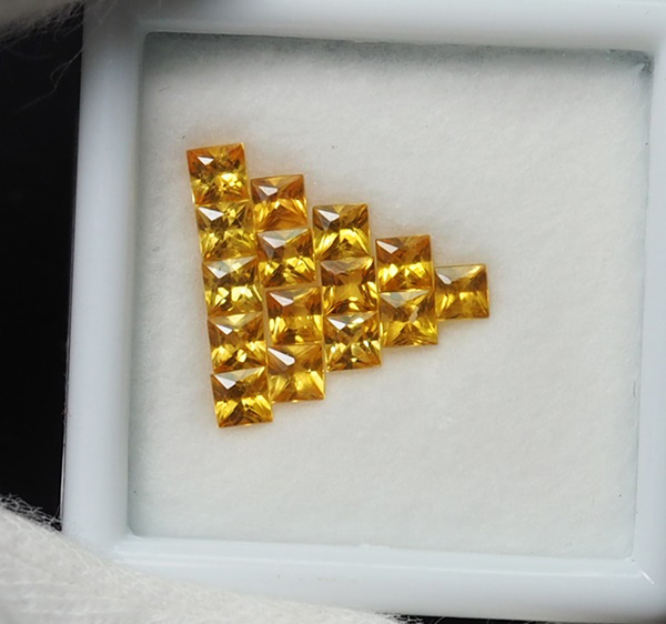 บุษราคัมบางกะจะ 1.68 กะรัต 15 ชิ้น 2.7 มิล