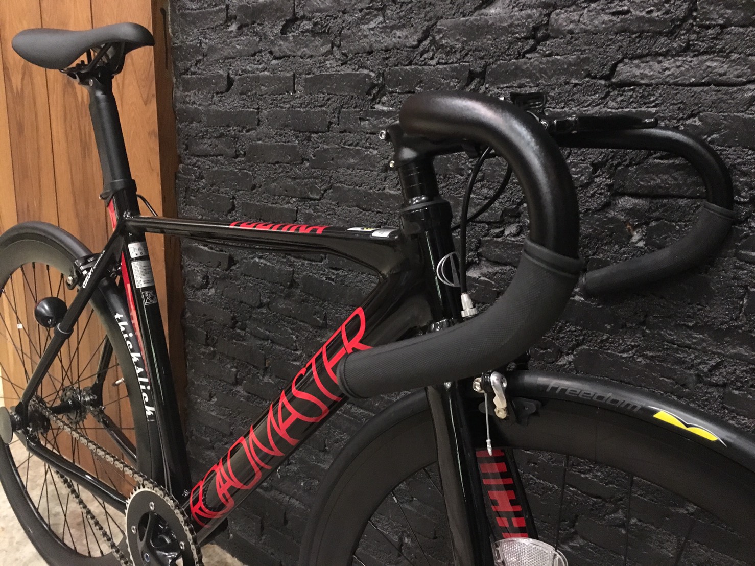 จักรยานฟิกเกียร์ Roadmaster TOCHKA FIXED GEAR 700C Size 52cm, มีสีดำแดงและสีเหลืองดำ