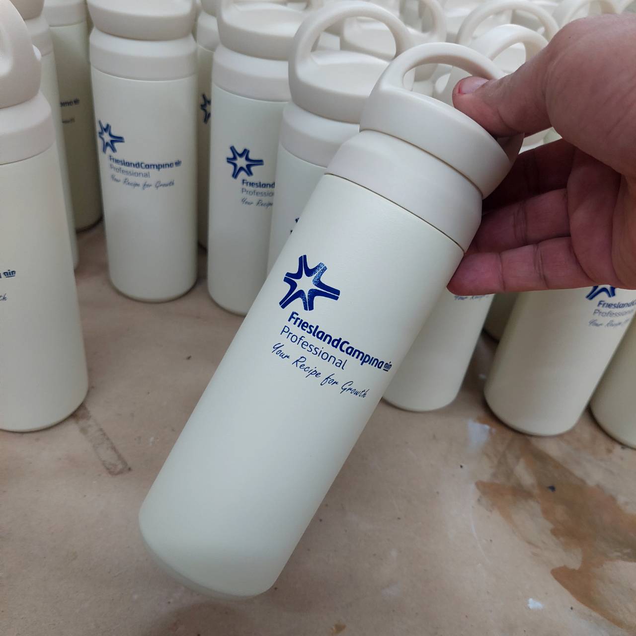 สกรีนโลโก้กระบอกน้ำ friesland campina