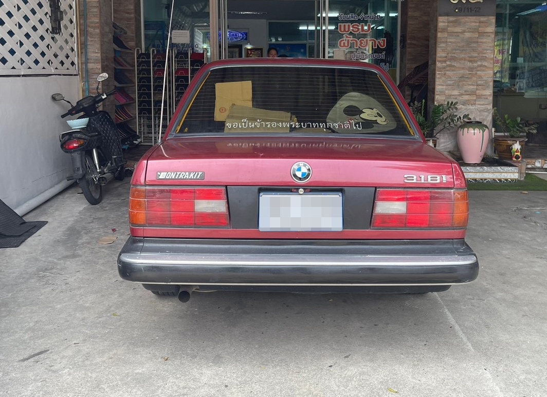 พรมปูพื้นรถยนต์ BMW 318i E30 พรมVVIP ด้ายคู่ สีแดงไวน์ด้ายทอง เต็มคัน