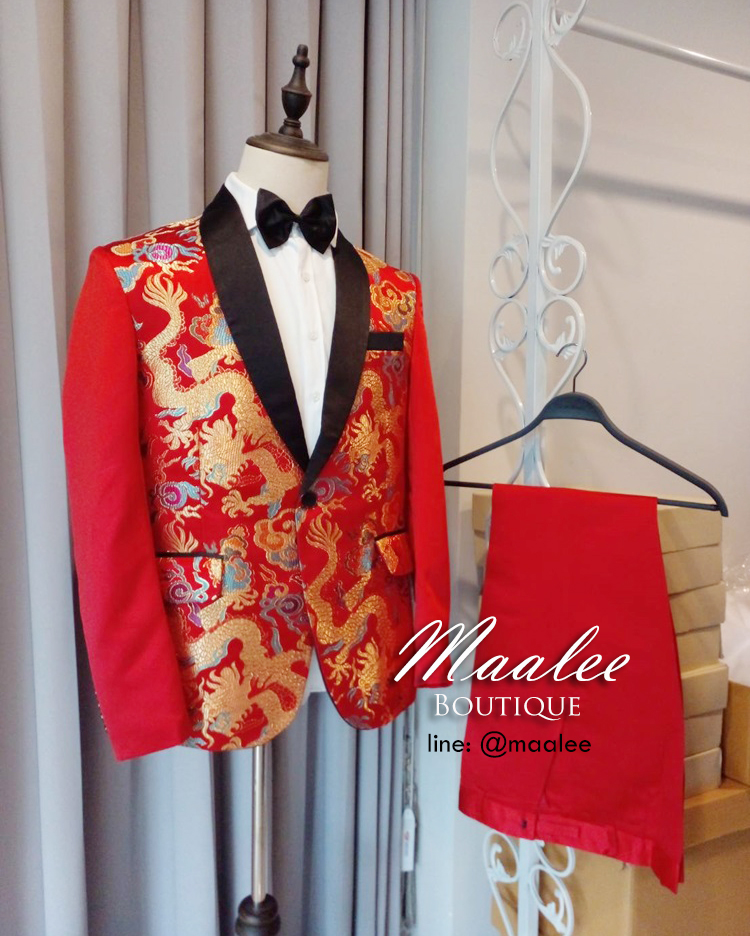 พร้อมเช่า ชุดสูทชาย สไตล์จีน สีแดง ปกทักซิโด้ดำ ผ้าแพรลายมังกร