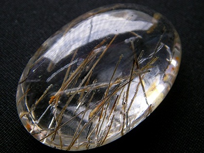 QU0024 แก้วขนเหล็กสลักเสี้ยนทอง กระจายทั่วเม็ด แก้วใสเม็ดโต เป็นผลึกคลิสตัน ธรรมชาติล้วนๆ กว่าจะบ่มเพาะได้เป็นล้านปี ขนาดแก้ว 28.62x43.02x14.02 mm.