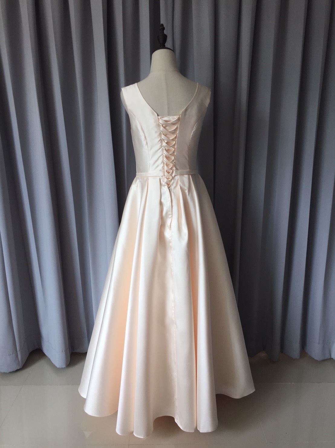 พร้อมส่ง ชุดราตรียาว แบบแขนกุด ผ้าซาตินเรียบหรู แต่งโบว์2ชั้น ช่วงเอว สีครีม Champagne (เชือกผูกหลัง)