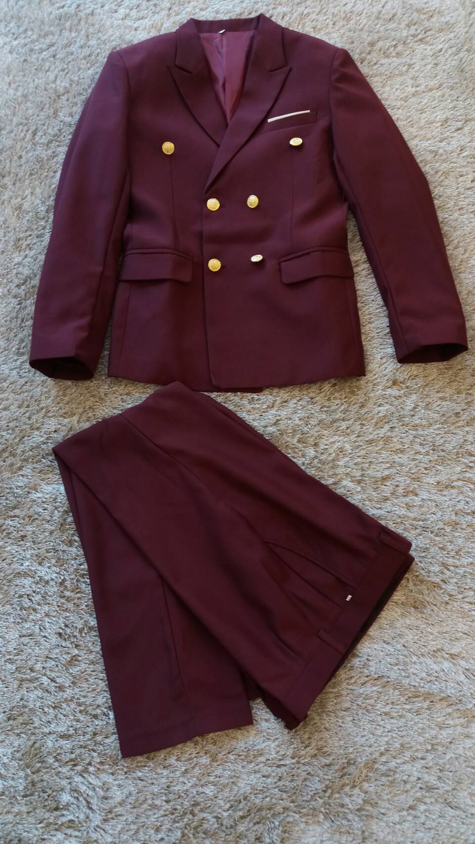 พร้อมเช่า ชุดสูทชาย สีไวน์แดง สองกระดุม แบบคลาสสิก ไม่มีเสื้อกั๊ก