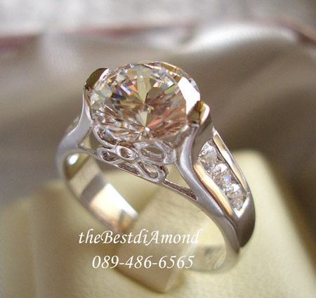 แหวนเพชรเม็ดเดี่ยวประมาณ 1 กะรัตกว่าๆ แบบแหวนชู สวยหรูมาก งานทองขาว 24 K หนา 5ไมครอน รหัส BR913RD