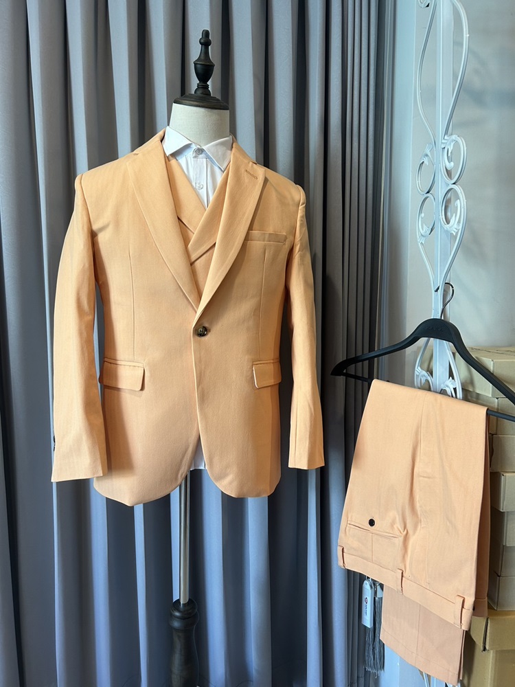 พร้อมเช่า ชุดสูทชาย สีส้มพาสเทล 1 กระดุม (พร้อมเสื้อกั๊ก) ผ้า Cotton twill 100% ทอลายในตัว