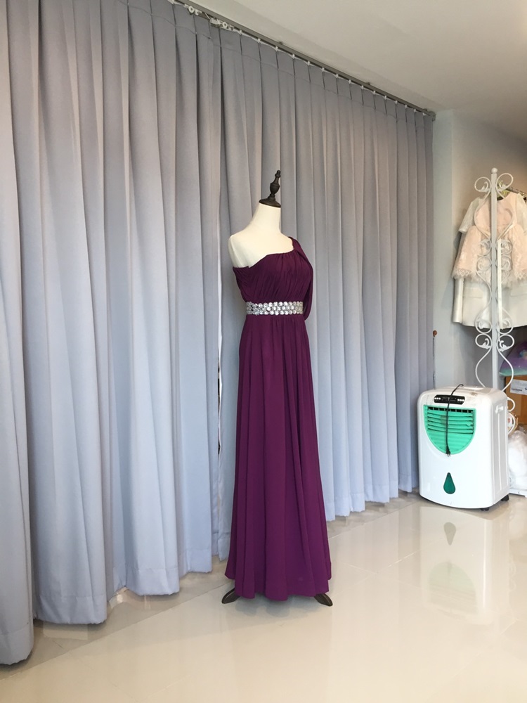 พร้อมเช่า ชุดราตรียาว เกาะอกไหล่เดียว อกจับจีบ เปิดไหล่ซ้ายแบบเปรี้ยว ปักเลื่อมช่วงเอว สีม่วง