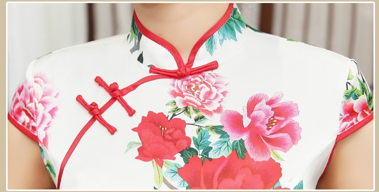 Pre-order กี่เพ้า สีขาว ลายดอกไม้แดง ผ่าข้าง กุ๊นขอบอย่างดี