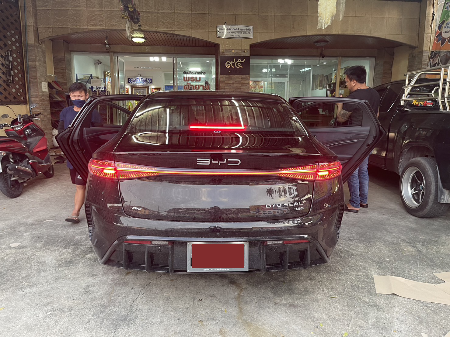 พรมปูพื้นรถยนต์ BYD Seal (บีวายดี ซีล) ปูพรมVVIP สีดำด้ายดำ ในห้องโดยสาร