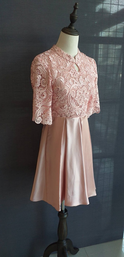 พร้อมเช่า ชุดราตรีสั้น สีโรสโกลด์ ลูกไม้ คอจีนแขนสามส่วน