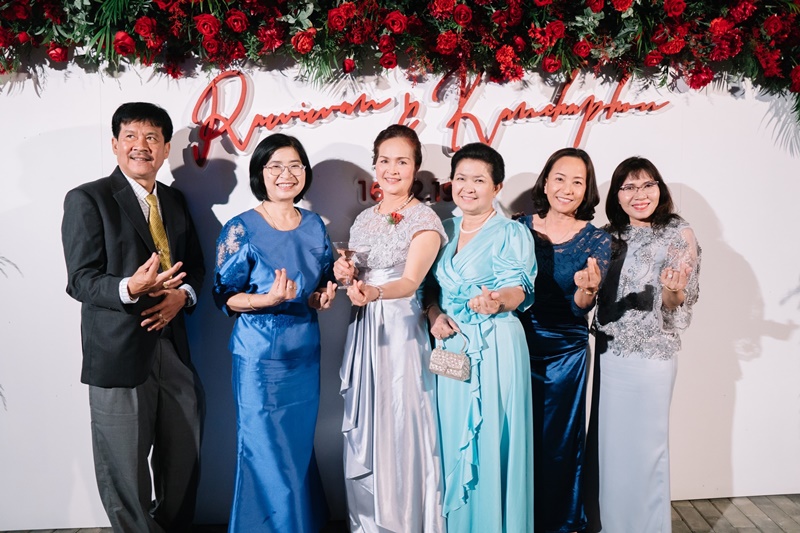 พร้อมเช่า ชุดราตรียาว แขนสั้น ผ้าซาติน จับจีบตีเกล็ดช่วงเอว เนื้อผ้าลูกไม้ เรียบหรู สีเทา