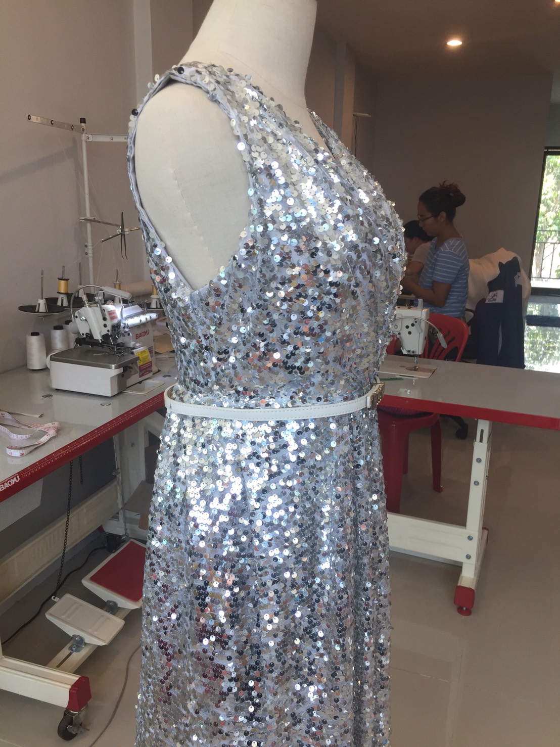 พร้อมเช่า ชุดราตรียาว แขนกุด ปักเลื่อมทั้งชุด มาพร้อมเข็มขัด ใส่ออกงานกลางคืน เด่นมาก สีเงิน