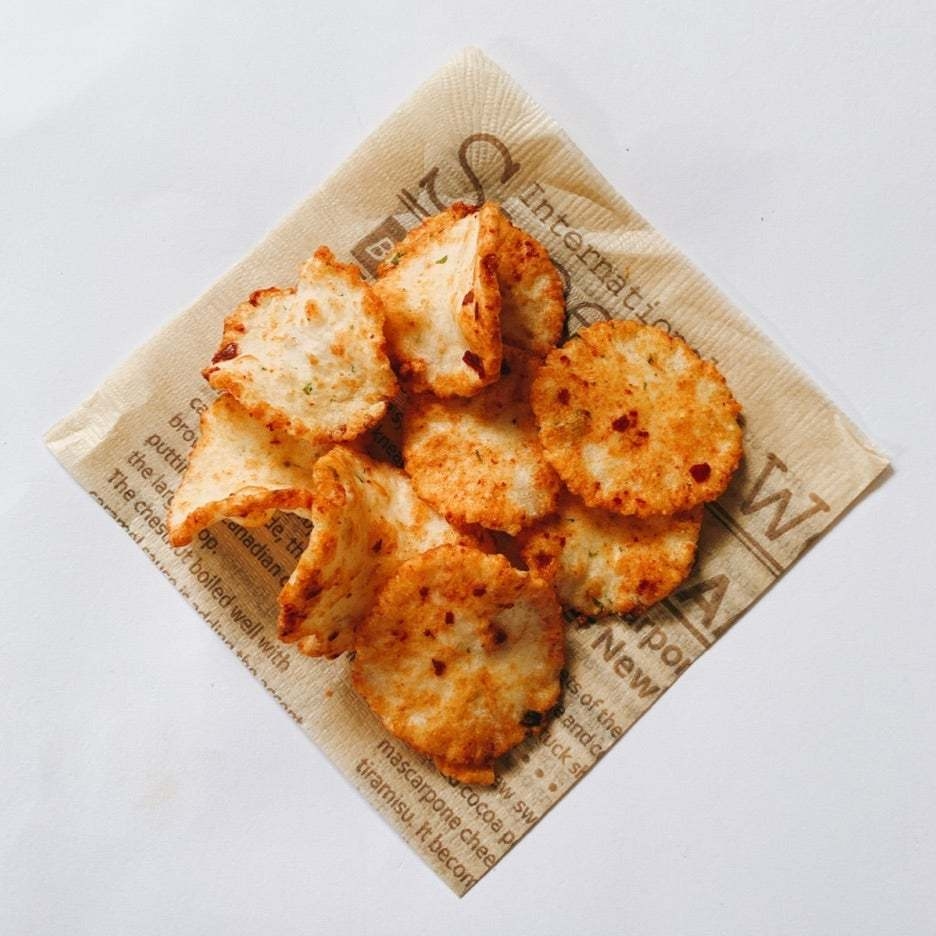 Chili Oil Shrimp Cracker ข้าวเกรียบกุ้งรสน้ำมันพริกญี่ปุ่น หวานเค็มเผ็ดแบบลงตัว 35g