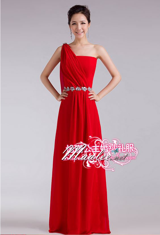 พร้อมส่ง ชุดราตรียาว ไหล่เดียว สีแดง จับเตรปสไตล์กรีก คาดคริสตัลช่วงเอว