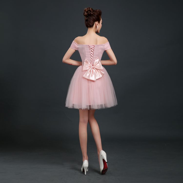 พร้อมเช่า ชุดราตรีสั้น แบบปาดไหล่ สีชมพู Nude ผ้าโปร่ง อกจับจีบตีเกล็ด แบบเรียบหรู พร้อมโบว์ (เชือกผูกหลัง)