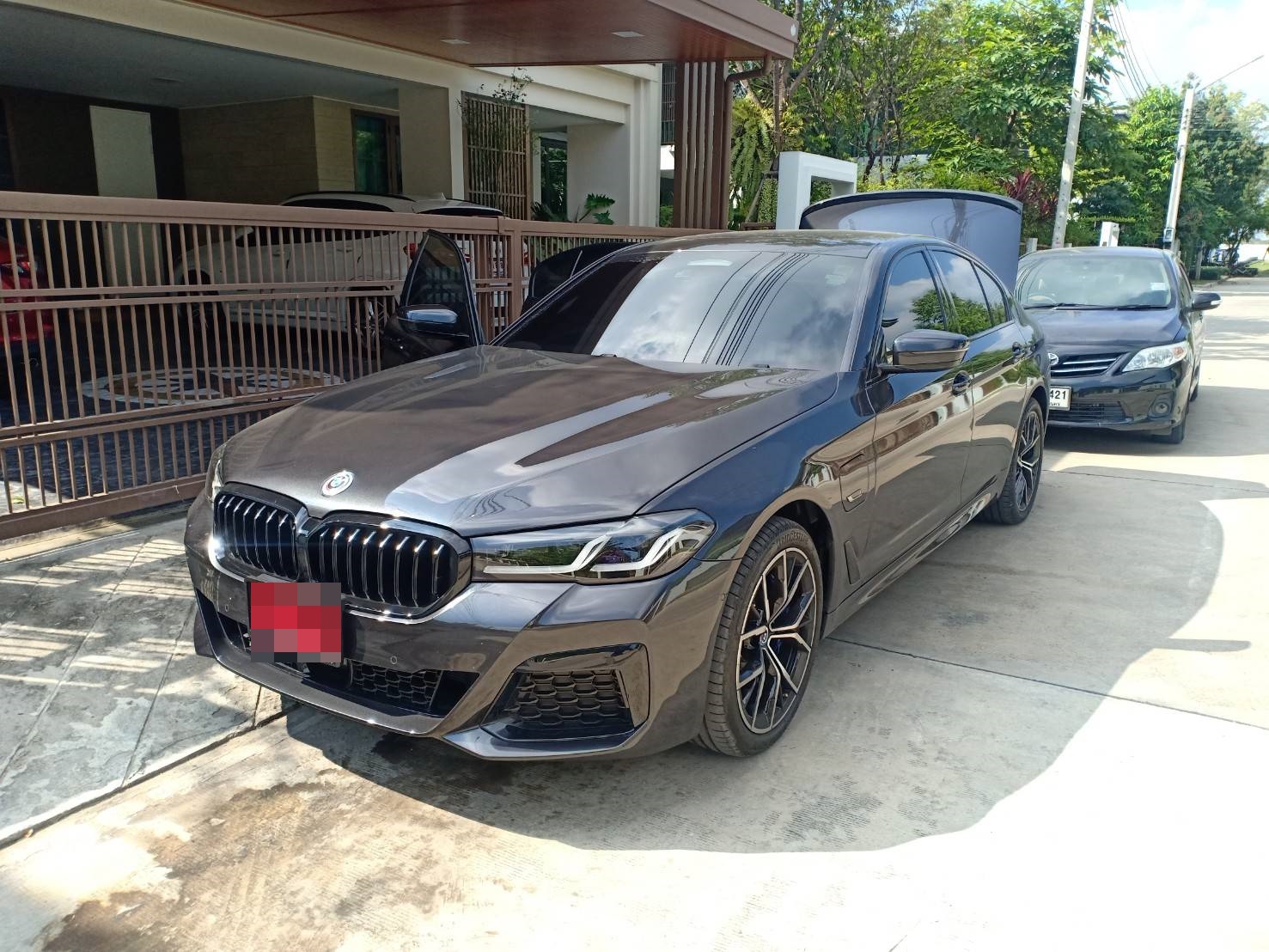 ขายพรมปูพื้นรถยนต์ BMW 530e G30 ปูพรม6D สีน้ำตาลเข้ม + ท้ายเก็บของ เต็มคัน