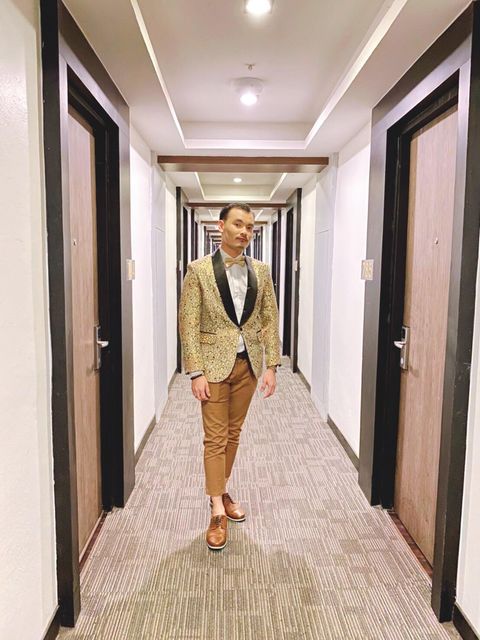 พร้อมเช่า ชุดสูท เสื้อสูทชาย สีทอง ปกทักซิโด้ ทอลาย3มิติ กับกางเกงสีดำ