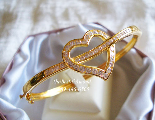 BL008++กำไลคล้องรัก++กำไลน่ารักๆๆ เป็นหัวใจถูกคล้อง แบบน่ารักสุดๆๆ Modern ทันสมัย ใส่ติดข้อมือได้ไม่เวอร์ ข้อมืออวบๆก็ใส่ได้ เพราะเป็นรูปวงรี
