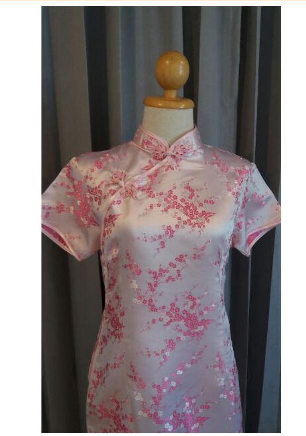พร้อมส่ง กี่เพ้า สีชมพู ลายดอกบ๊วย Cherry Blossom ผ้าไหมจีน กุ๊นขอบ ตัดเย็บอย่างดี