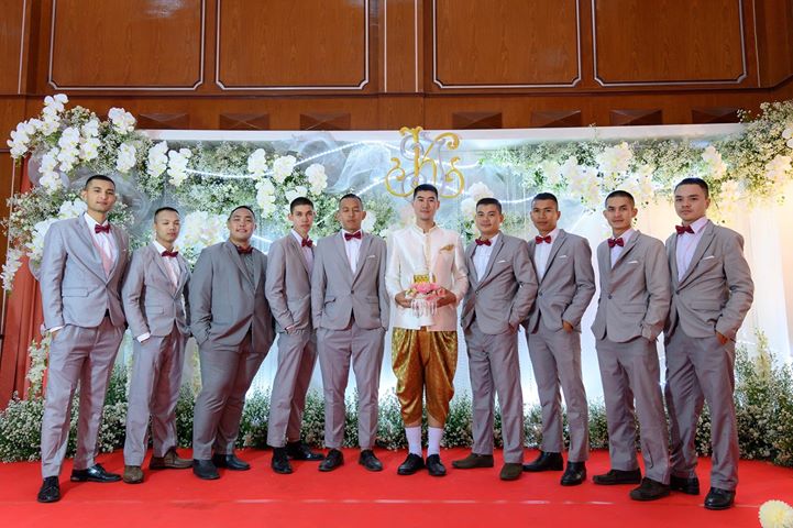 พร้อมเช่า ชุดสูทชาย สีเทาอ่อน เข้ารูป พร้อมเสื้อกั๊ก